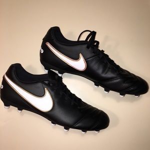 SIZE 9 NIKE TIEMPO RÍO Soccer Shoes - never worn.